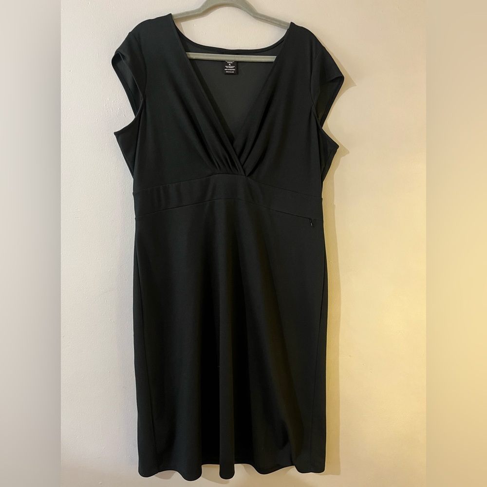 REI Women’s XL Black V-Neck Athletic Jersey Knit Dress